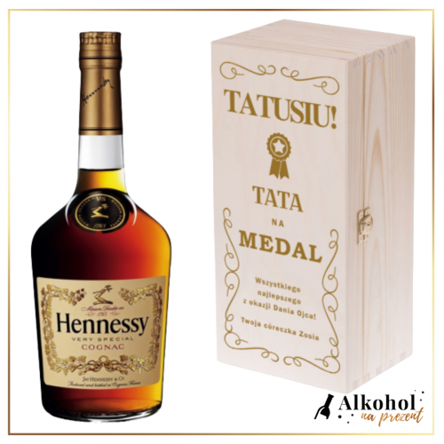 TATA NA MEDAL HENNESSY W DREWNIANEJ SKRZYNCE