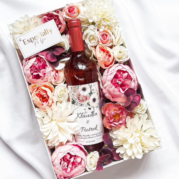 NA ŚLUB CARLO ROSSI PINK MOSCATO WE FLOWERBOX - PREZENT DLA MŁODEJ PARY