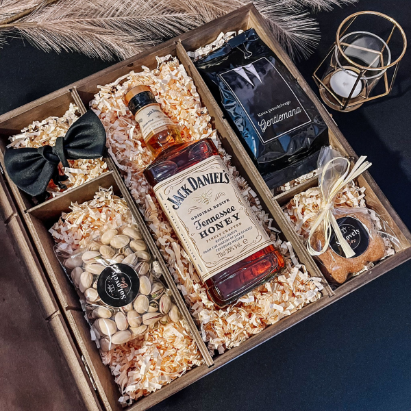 URODZINOWY JACK DANIEL'S HONEY + DREWNIANE PUDEŁKO ZE SŁODYCZAMI - PREZENT DLA NIEGO