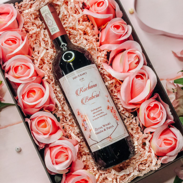 PREZENT NA DZIEŃ BABCI WINO CZERWONEZ RÓŻOWYMI RÓŻAMI W ROSE BOX