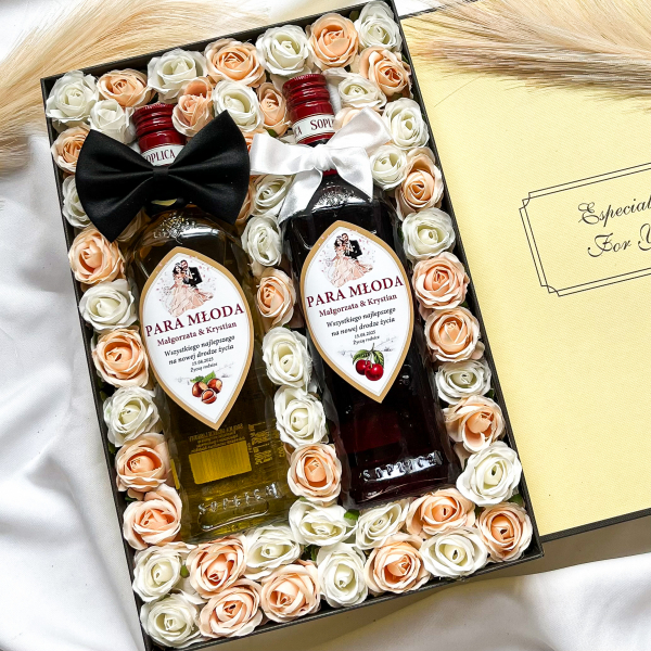 PARA MŁODA ZESTAW SOPLICA ORZECH LASKOWY & SOPLICA WIŚNIOWA W KREMOWYCH RÓŻACH