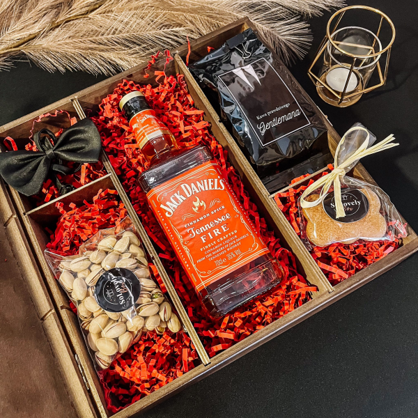 JACK DANIEL'S FIRE + DREWNIANE PUDEŁKO ZE SŁODYCZAMI - PREZENT NA URODZINY