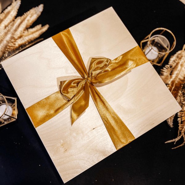 ŚWIĄTECZNE GAŁĄZKI ZESTAW WINO BIAŁE Z KAWĄ I CZEKOLADĄ W SKRZYNCE - PREZENT NA BOŻE NARODZENIE