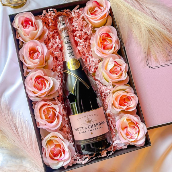 MOET ROSE Z RÓŻOWYMI RÓŻAMI W ROSE BOX