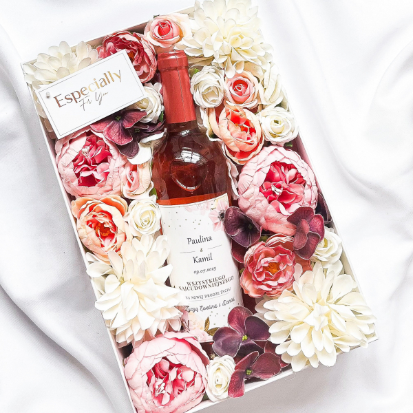 NA NOWĄ DROGĘ ŻYCIA CARLO ROSSI PINK MOSCATO WE FLOWERBOX - PREZENT DLA PARY MŁODEJ