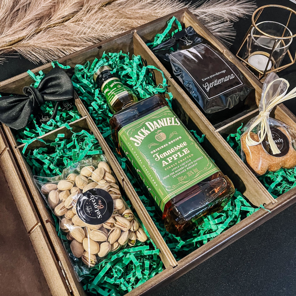 JACK DANIEL'S APPLE + DREWNIANE PUDEŁKO ZE SŁODYCZAMI - PREZENT DLA NIEGO